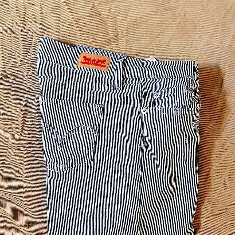 Levi 524 skinny jean
size W26 L32